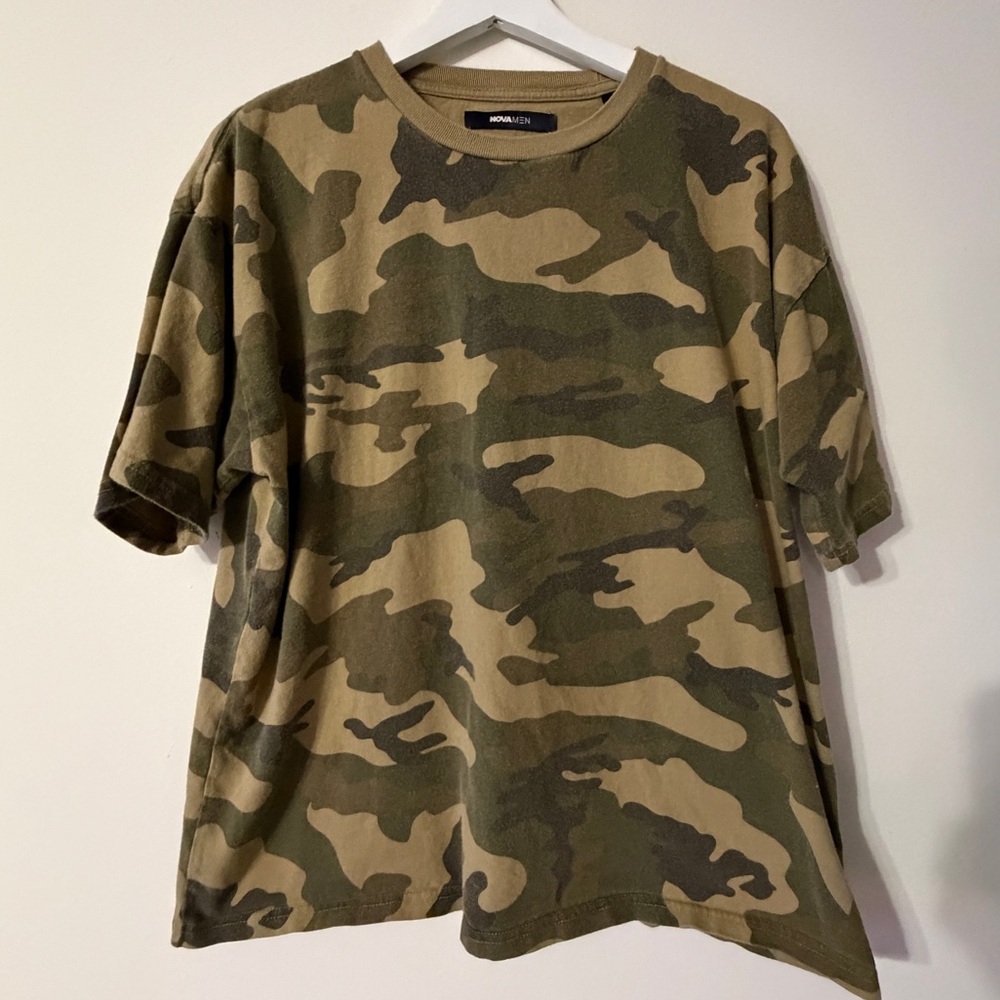 Men FashionNova Green and Tan Camouflage Tee in Small size